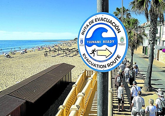 La localidad gaditana tiene señalizada desde hace años la ruta de evacuación en caso de tsunami.