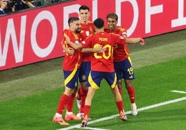 Los jugadores de España celebran el gol ante Italia.