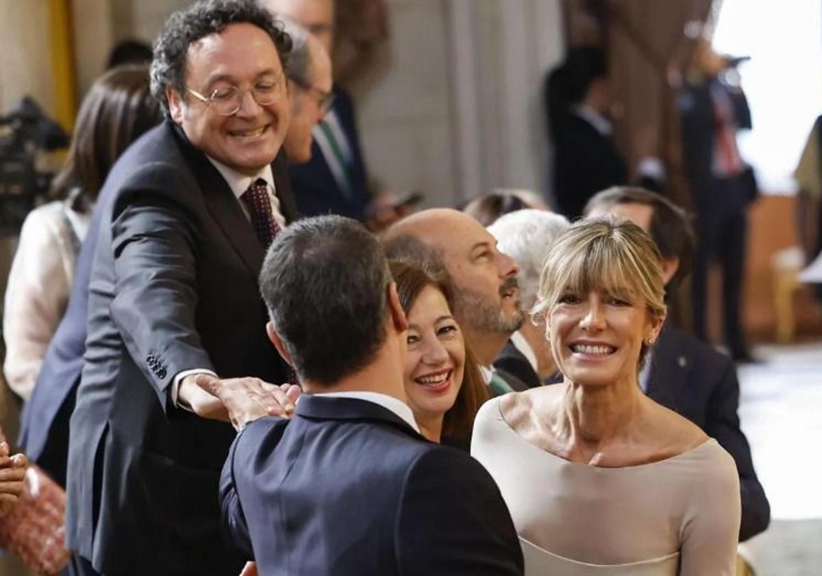 Imagen principal - García Ortiz, el pasado miércoles durante la celebración de la coronación, saluda a Sánchez, entre las risas de su esposa y de la presidenta del Congreso, la socialista Francina Armengol, mientras el presidente del Senado, el popular Pedro Rollán, mira al vacío. De nuevo, el pasado noviembre durante la solemne apertura de Cortes el fiscal general del Estado abraza a la vicepresidenta segunda y ministra de Trabajo, Yolanda Díaz, en presencia del presidente del Tribunal Constitucional, Cándido Conde-Pumpido. Por último, García se abraza Dolores Delgado, su predecesora y mentora, en el acto de posesión como fiscal general en septiembre de 2022.