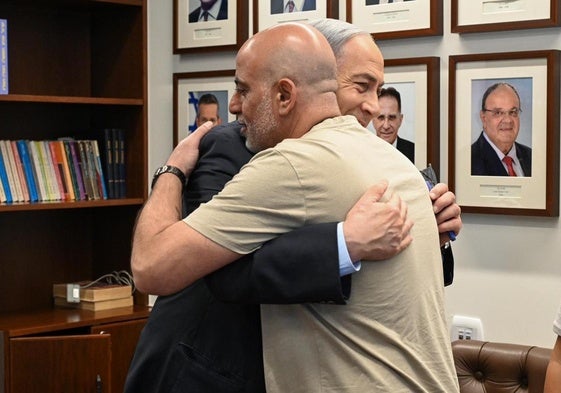 Netanyahu se abraza a uno de los rehenes liberados.