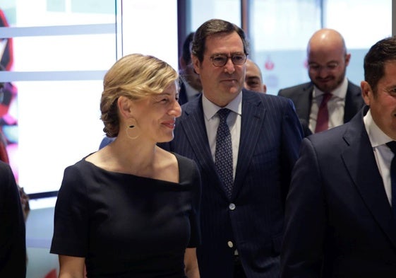 La vicepresidenta, Yolanda Díaz, junto a al presidente de la CEOE, Antonio Garamendi.