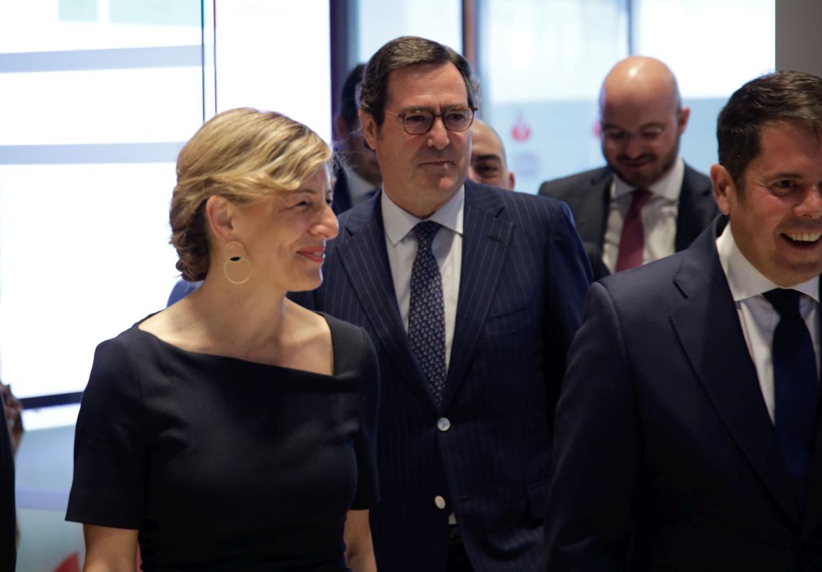 La vicepresidenta, Yolanda Díaz, junto a al presidente de la CEOE, Antonio Garamendi.