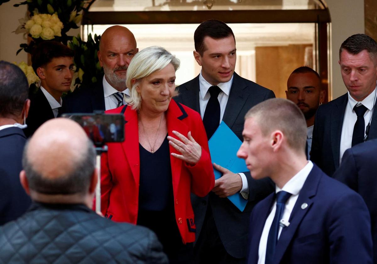 Marine Le Pen se convirtió en la gran protagonista del acto pese a que el programa fue presentado por Jordan Bardella, a su derecha.