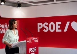 La portavoz del PSOE, Esther Peña, este lunes en la sede de su partido.