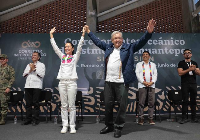 Sheinbaum celebra su triunfo junto al actual mandatario, Andrés Manuel López Obrador.