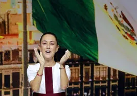 La presidenta electa de México, Claudia Sheinbaum, en un encuentro con legisladores en la capital.