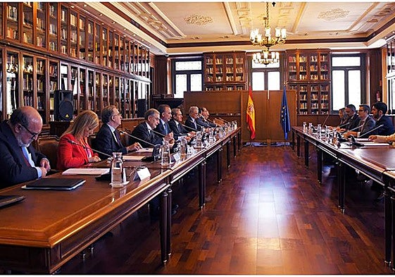 Reunión del ministro de Justicia Félix Bolaños con los integrantes de la Sala de Gobierno del Tribunal Supremo en abril pasado.
