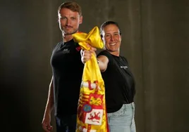 Marcus Cooper y Támara Echegoyen posan con la bandera de España.