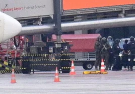 Policías aseguran el aeropuerto de Hamburgo durante el secuestro ocurrido el pasado noviembre.