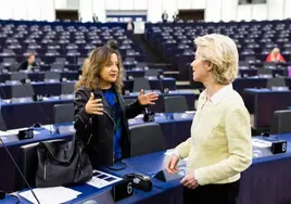 Iratxe García conversa en la Eurocámara con la presidenta de la Comisión Europea, Ursula von der Leyen, en una imagen de archivo.