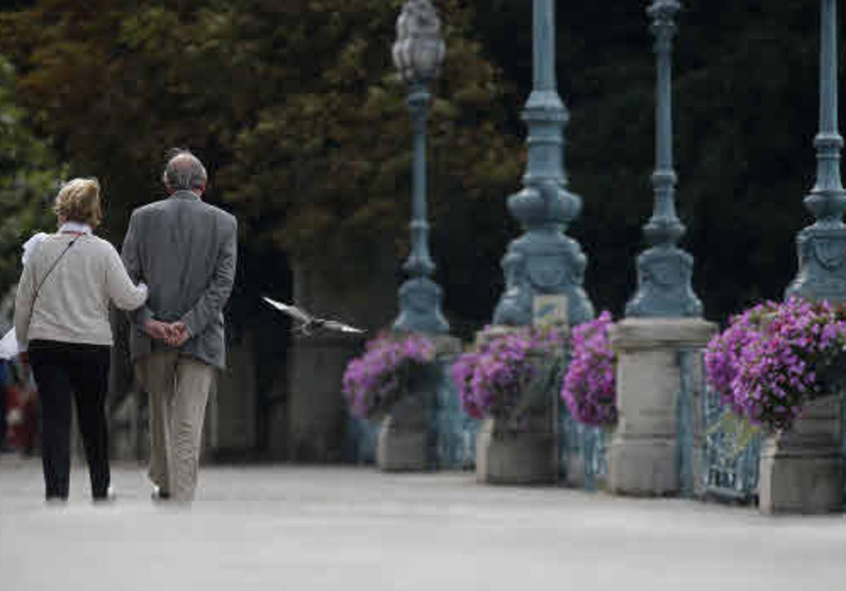 Una pareja de jubilados paseando.