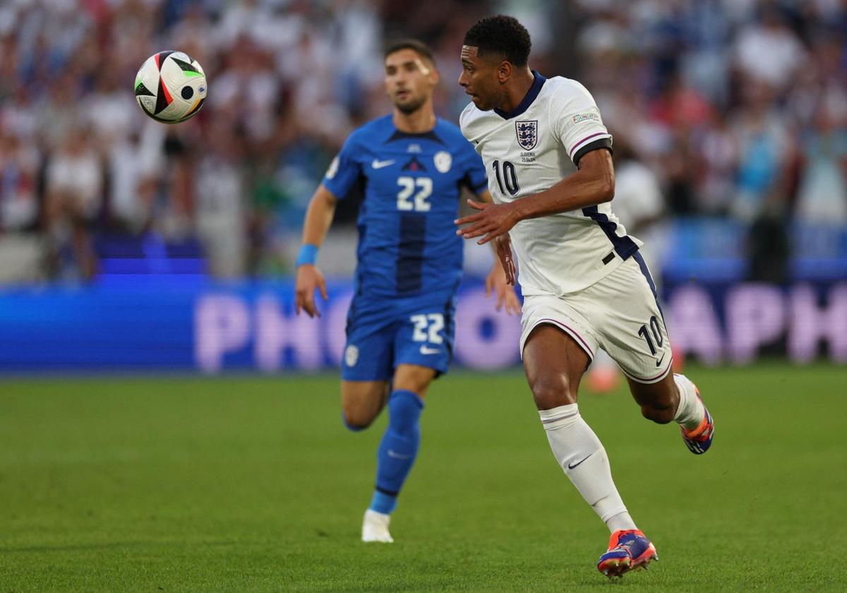 Jude Bellingham persigue el balón durante el duelo ante Eslovenia.