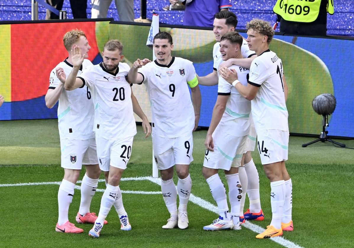 Los jugadores de Austria celebran el gol de Sabitzer.