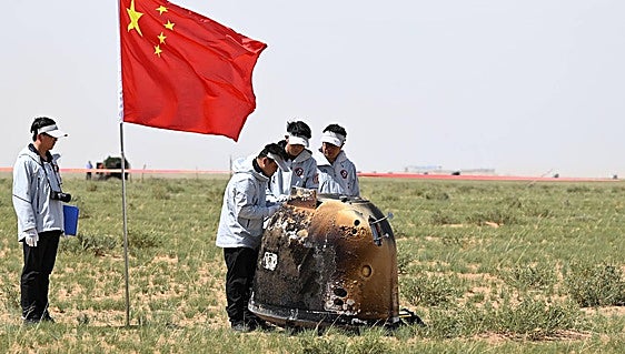 La sonda china Chang'e 6 aterriza con material de la cara oculta de la Luna