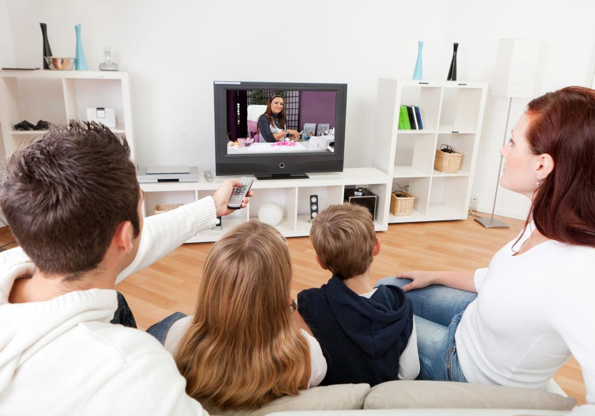 Una familia, viendo la televisión.