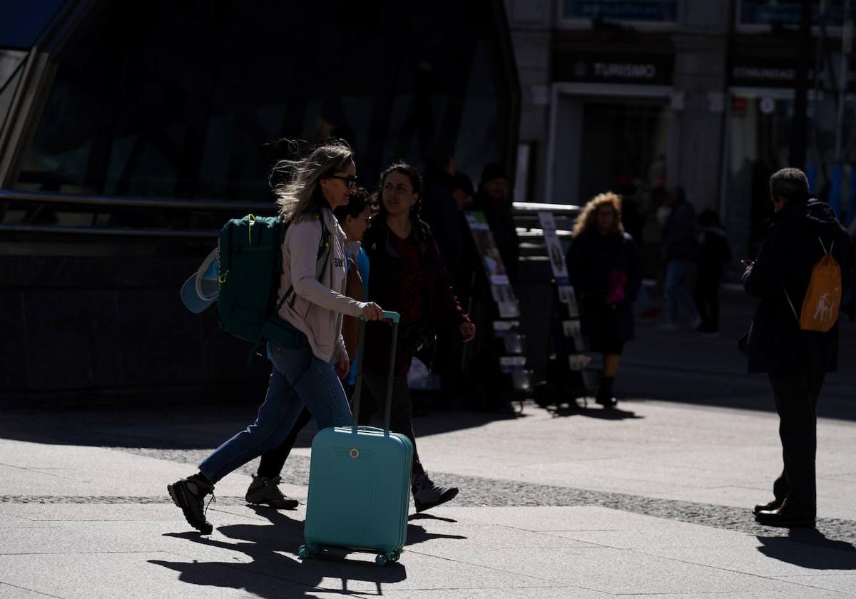 Turistas en camino a un piso turístico.