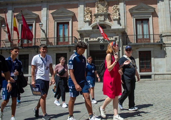 Turistas paseando por Madrid.