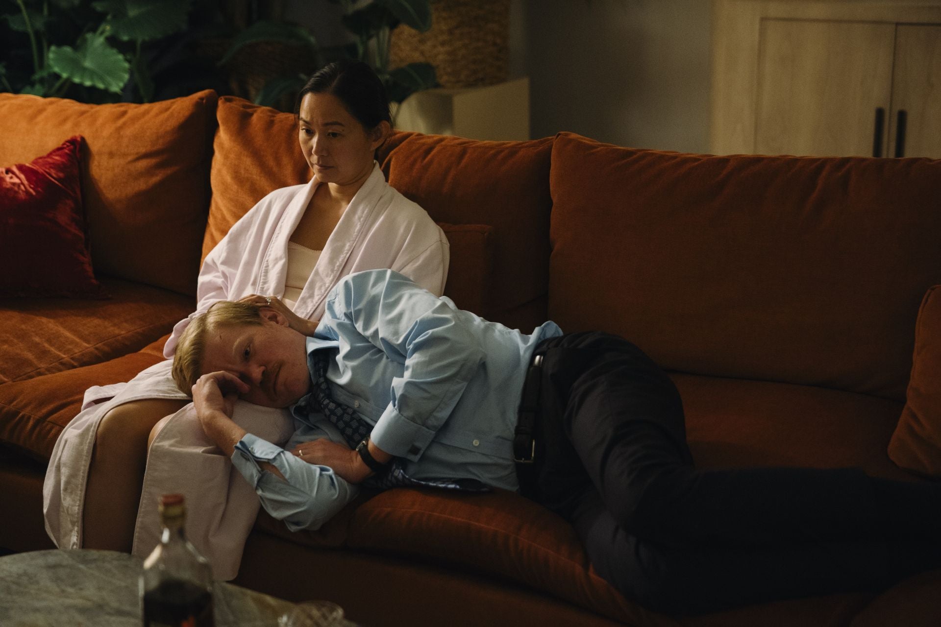 Hong Chau y Jesse Plemons son esposa y esposo en el primer capítulo.