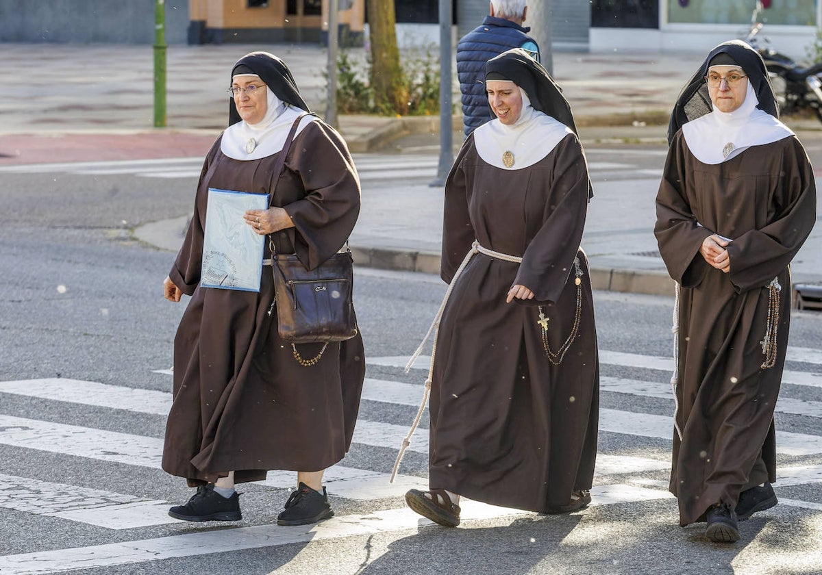 Tres mojas de la comunidad de Belorado cruzan un paso de cebra.