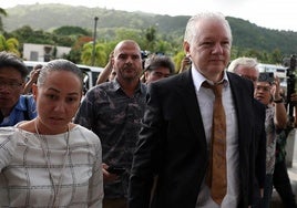 Assange a su llegada a la corte de Saipán, en las Islas Marianas del Norte.