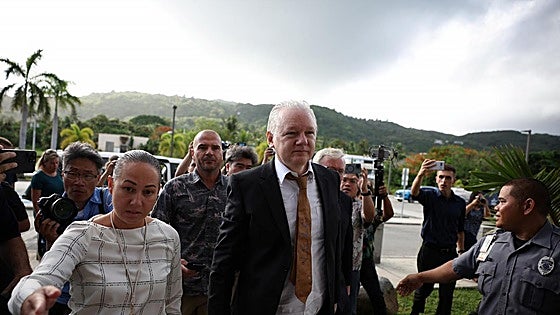 Assange ya es un «hombre libre» tras declararse culpable y sentenciarle a una pena ya cumplida