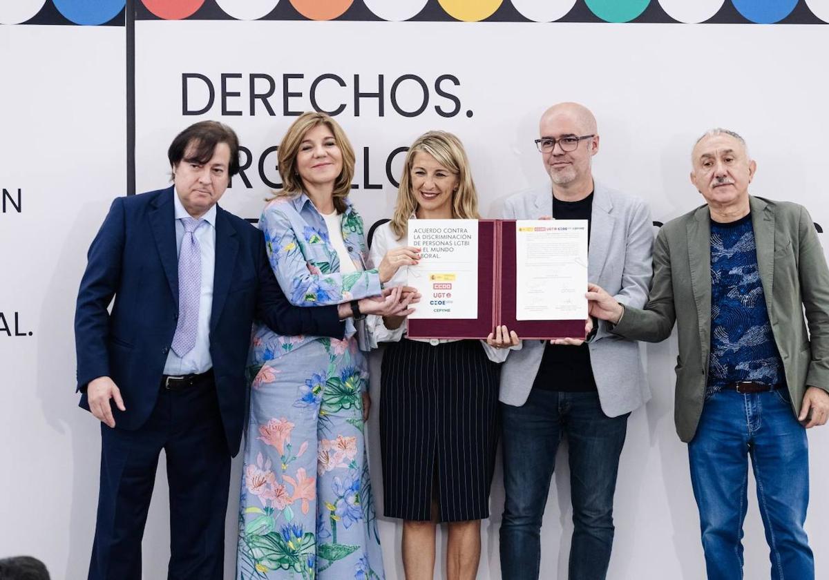 La vicepresidenta, Yolanda Díaz, junto a los secretarios generales de CC OO y UGT, y miembros de la patronal.