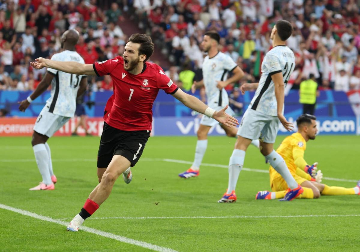 Khvicha Kvaratskhelia celebra su gol a Portugal.