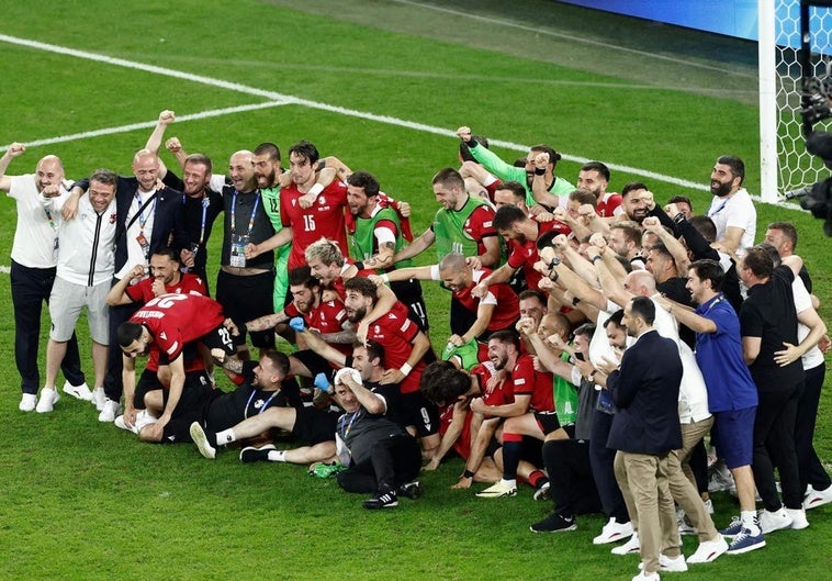 Los jugadores georgianos celebran el pase a octavos.