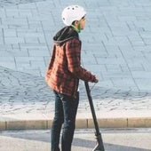 Tráfico obligará a tener 16 años como mínimo y a llevar casco para ir en patinete eléctrico