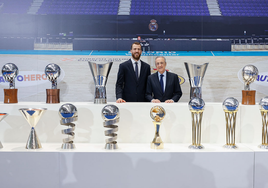 Segio Rodríguez y Florentino Pérez posando con todos los trofeos en el acto de homenaje a su carrera.