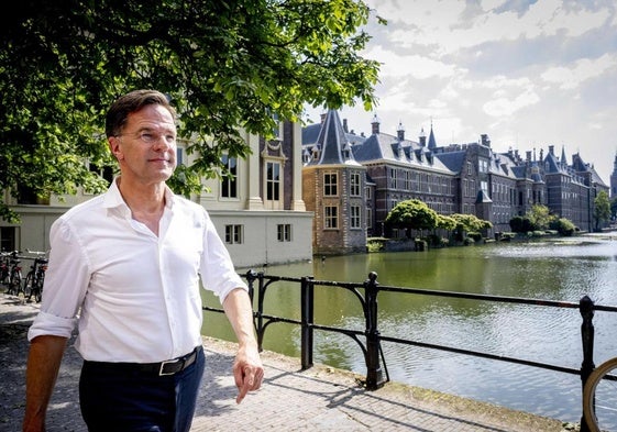 Rutte camina junto a uno de los canales de Binnenhof, en La Haya.