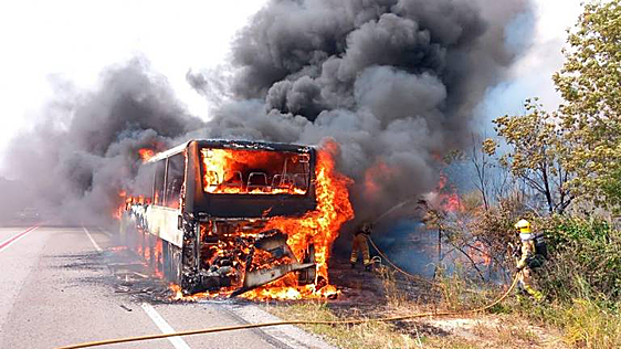 El autobús incendiado en la N-240