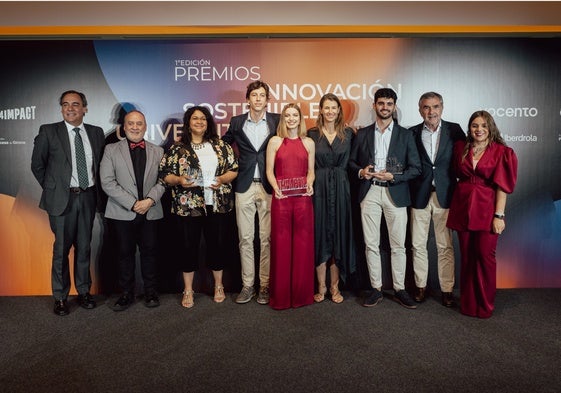 Foto de familia de los Premios Innovación Sostenible Universitaria.