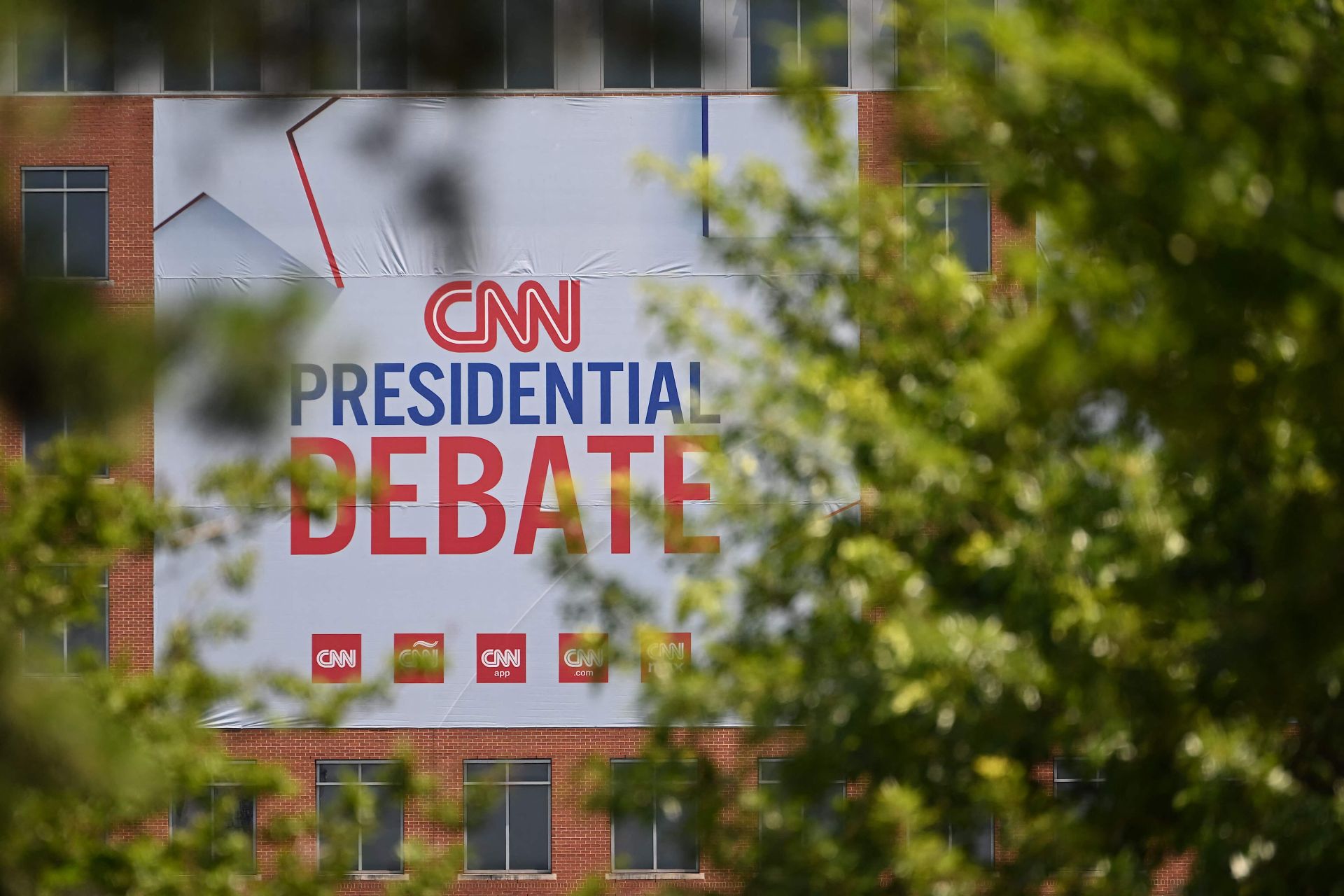 Imagen - Cartel sobre el debate en los estudios de la CNN en atlanta, Georgia.