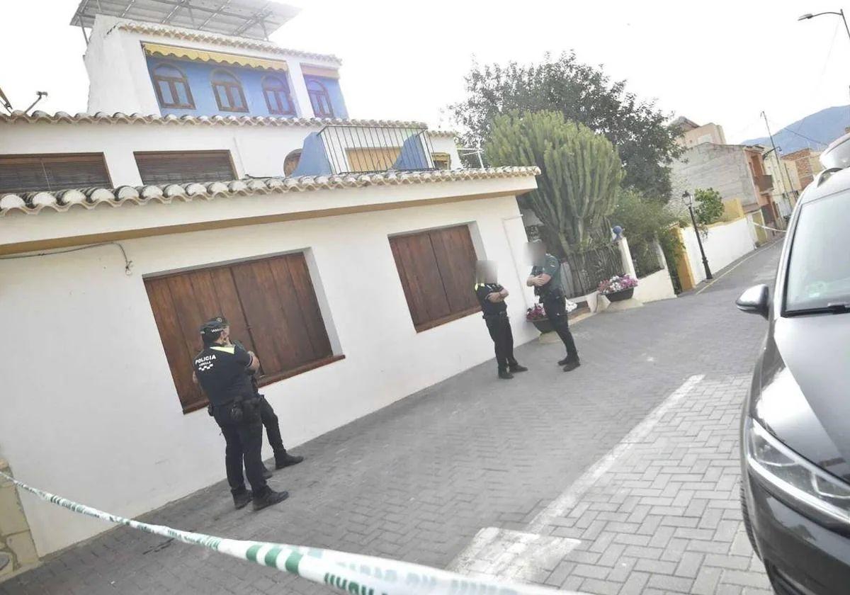 Agentes de la Policía y de la Guardia Civil, este jueves, en la vivienda donde ocurrieron los hechos