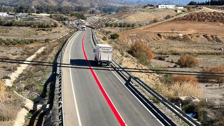 Línea roja que evita adelantamientos en carreteras de dos sentidos.