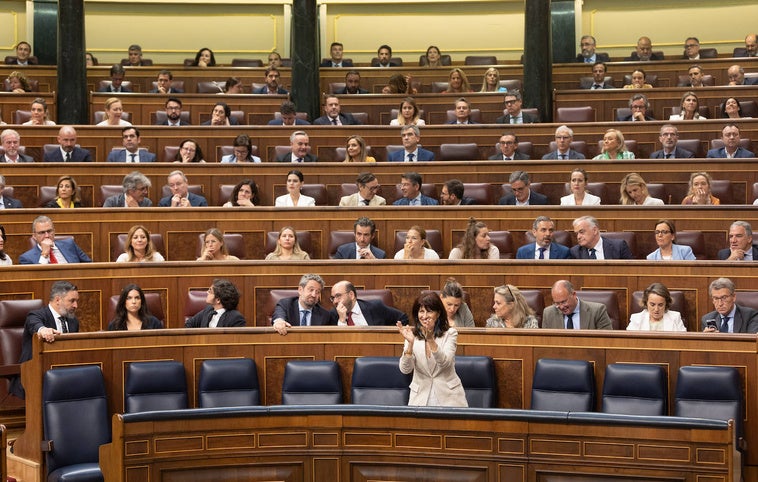 Ana Redondo, ministra de Igualdad, aplaude la aprobación de la ley en el Congreso.