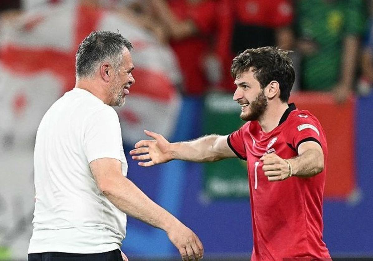 Willy Sagnol y Kvaratskhelia, tras la victoria ante Portugal.