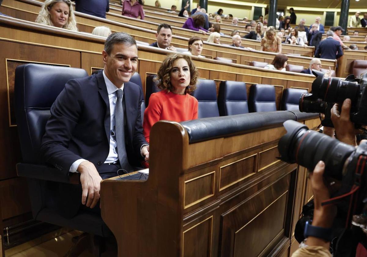 El presidente del Gobierno, Pedro Sánchez, y la vicepresidenta primera y ministra de Hacienda, María Jesús Montero.