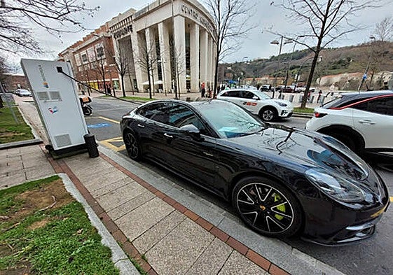 Vehículo cargando electricidad en una calle.