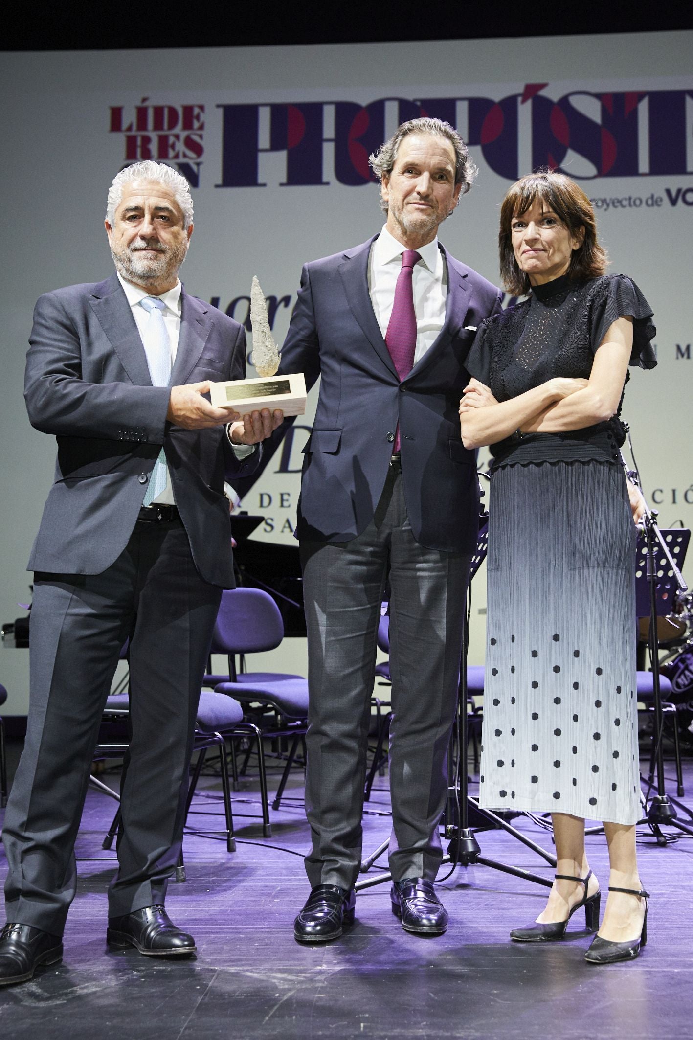 Eduardo Petrossi y Jesús Domingo, consejero delegado y director general de Personas y Organización de Mahou San Miguel, junto con Paloma Bravo, directora general de Comunicación y Relaciones Instituciones de Vocento