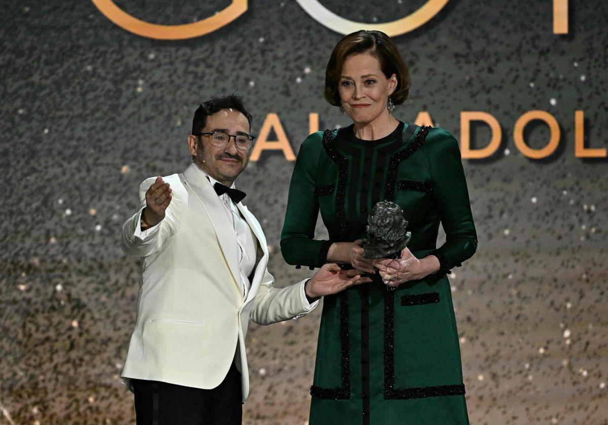 Juan Antonio Bayona entregando el Goya internacional a Sigourney Weaver.