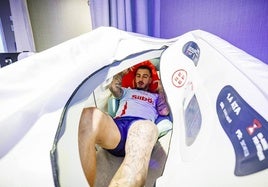 Joselu utiliza una máquina de última generación para recuperarse.