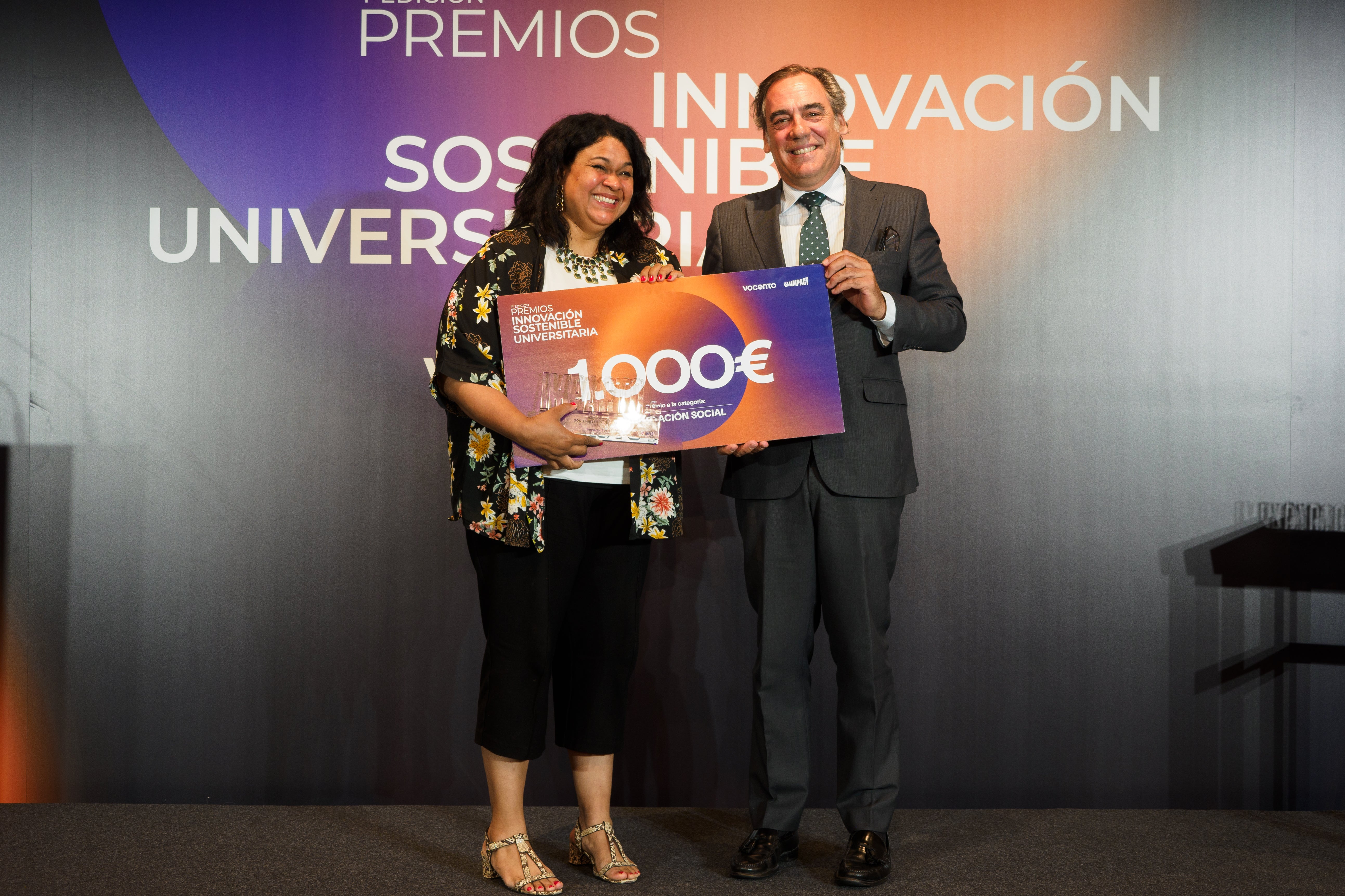 Xenia Perera Sokolova, estudiante de la Universidad Internacional de Valencia, recibe el premio de categoría Innovación Social de manos de Juan Luis Aguirrezábal, responsable de empleabilidad de Iberdrola.