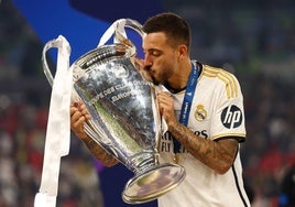 Joselu besa el trofeo de la Champions después de que el Real Madrid venciese al Borussia Dortmund en Wembley.