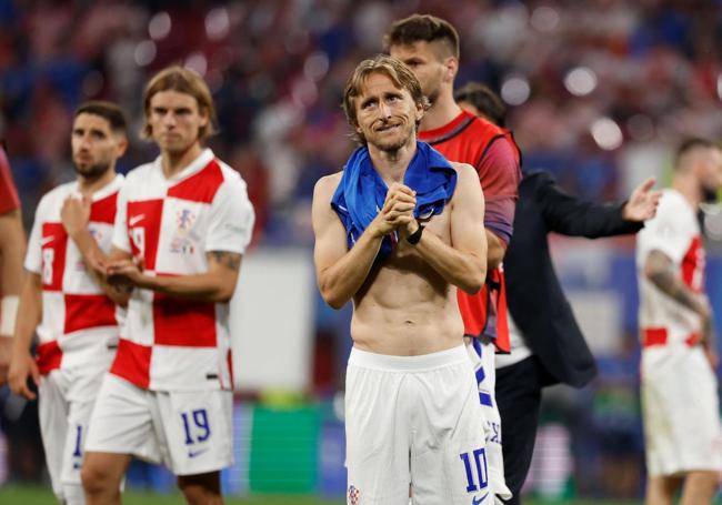 Luka Modric se despide de la afición croata tras el empate ante Italia.