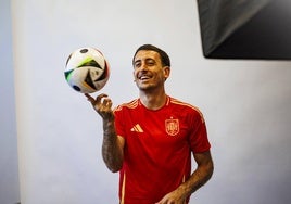 Mikel Oyarzabal posa en la concentración de España en Donaueschingen con el balón oficial de la Eurocopa.