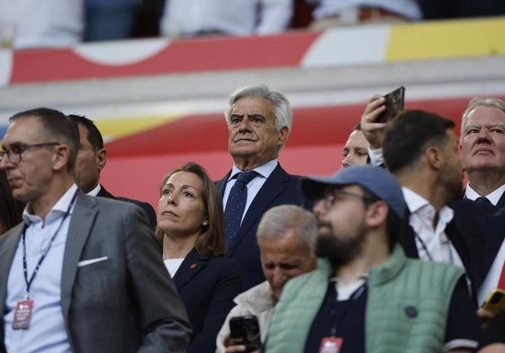 Pedro Rocha, en el palco durante el partido entre España y Albania.