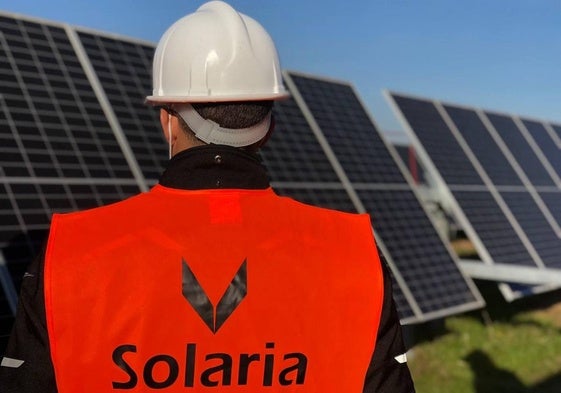 Trabajador de Solaria en una instalación de la firma.