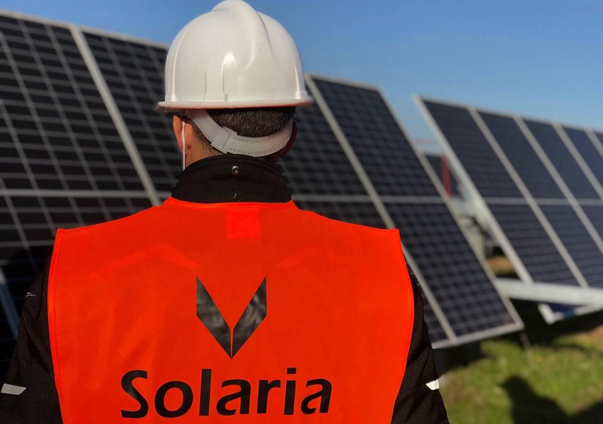 Trabajador de Solaria en una instalación de la firma.